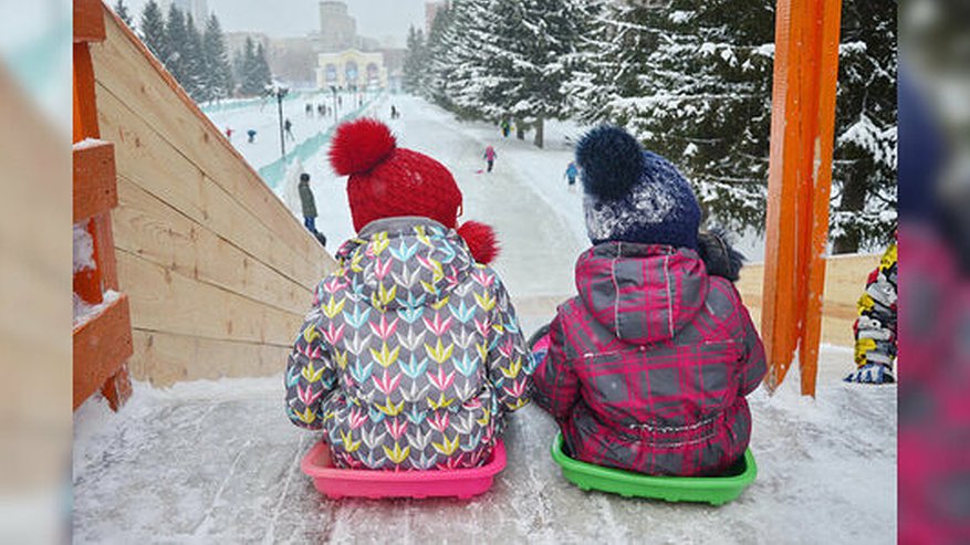 Главная картинка новости: В Екатеринбурге во время физкультуры второклассница сломала себе руку, когда каталась с горки