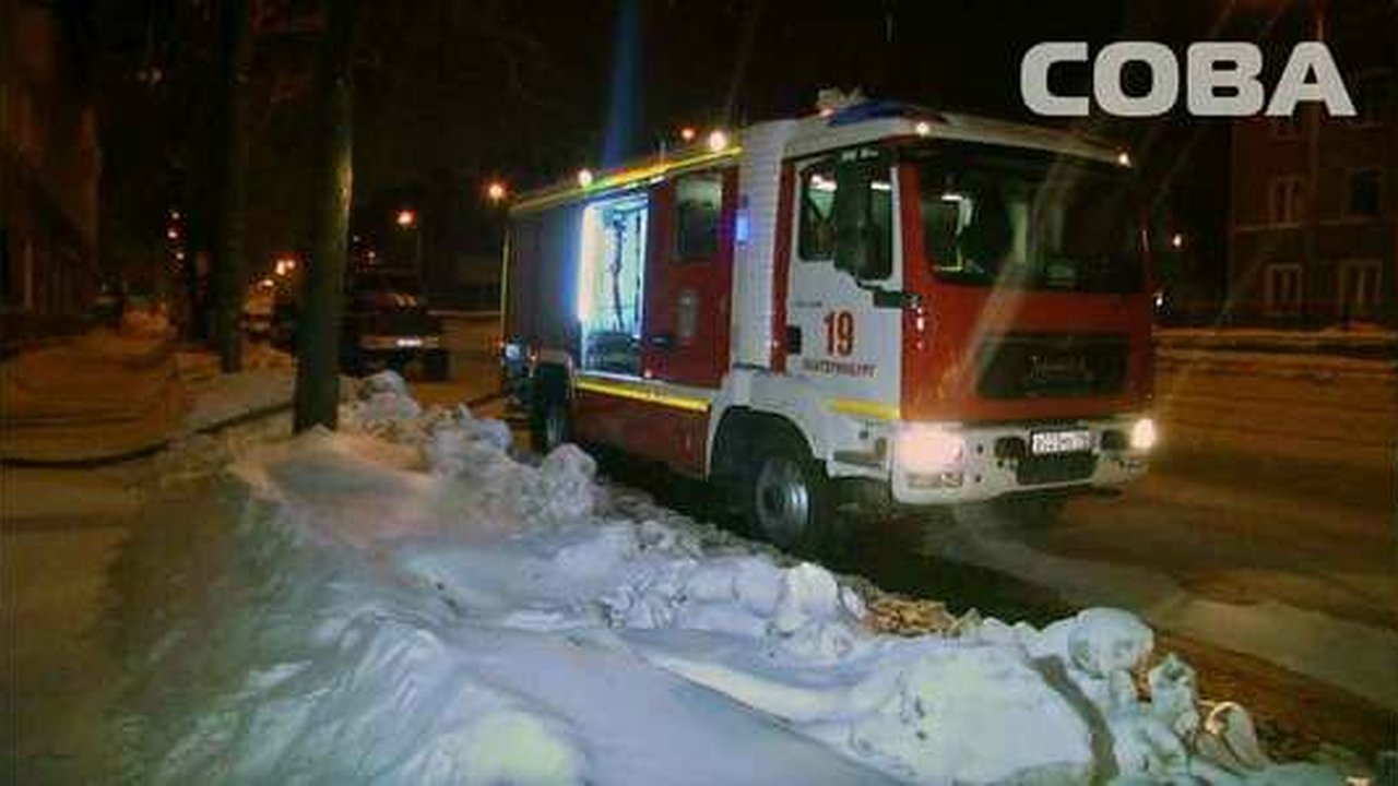 Главная картинка новости: В Екатеринбурге эвакуировали 29 человек из горящей трехэтажки - фото
