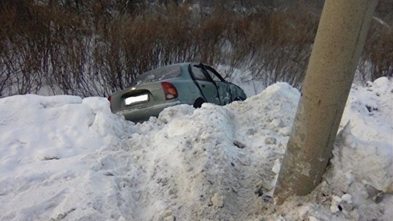 Главная картинка новости: На трассе Екатеринбург – Курган иномарка врезалась в опору ЛЭП, пострадала женщина - фото