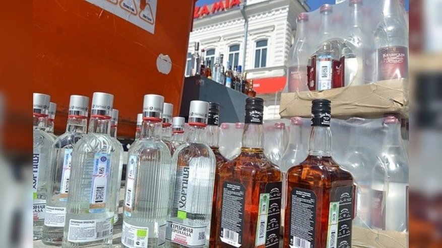 Главная картинка новости: В России поднимут цены на коньяк и водку