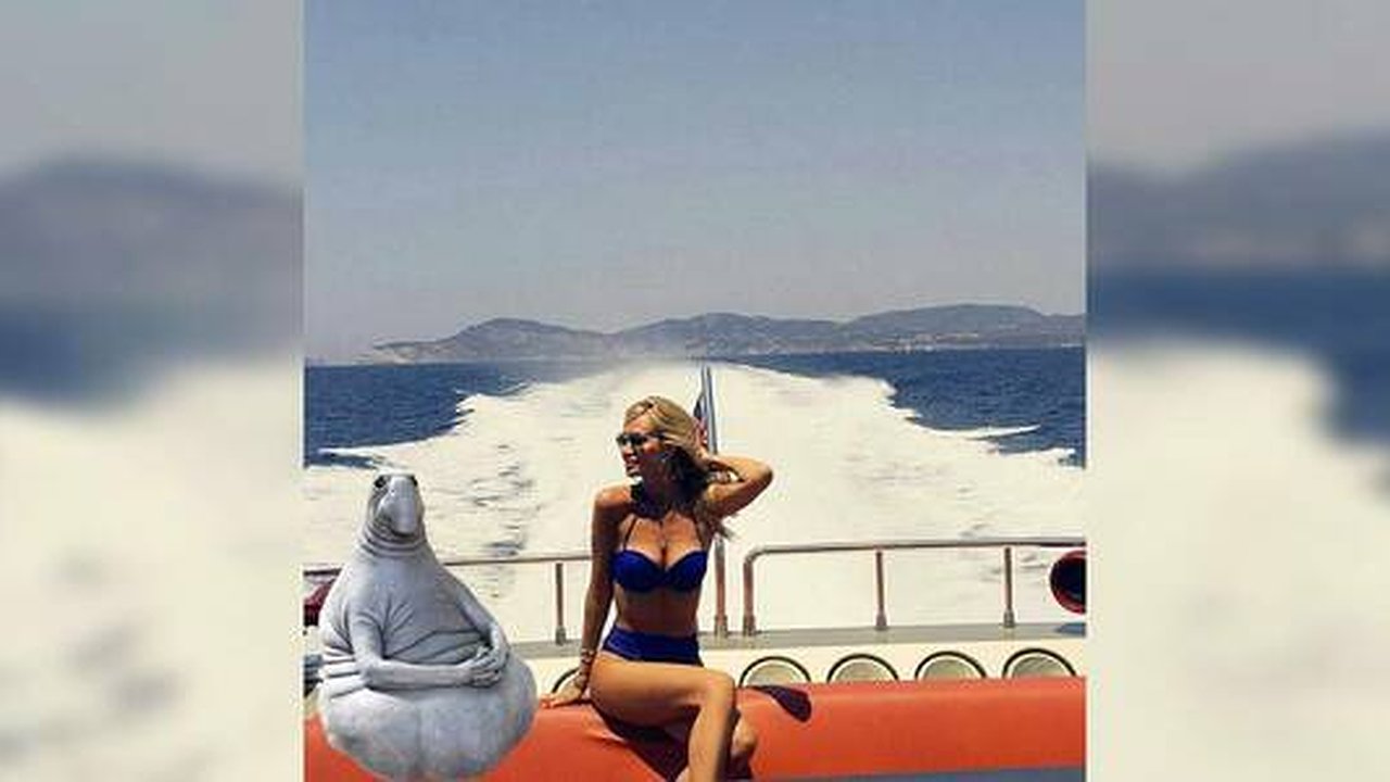 Главная картинка новости: Модель Виктория Лопырева приедет в Екатеринбург и пойдет на футбол с автором лучшего Ждуна