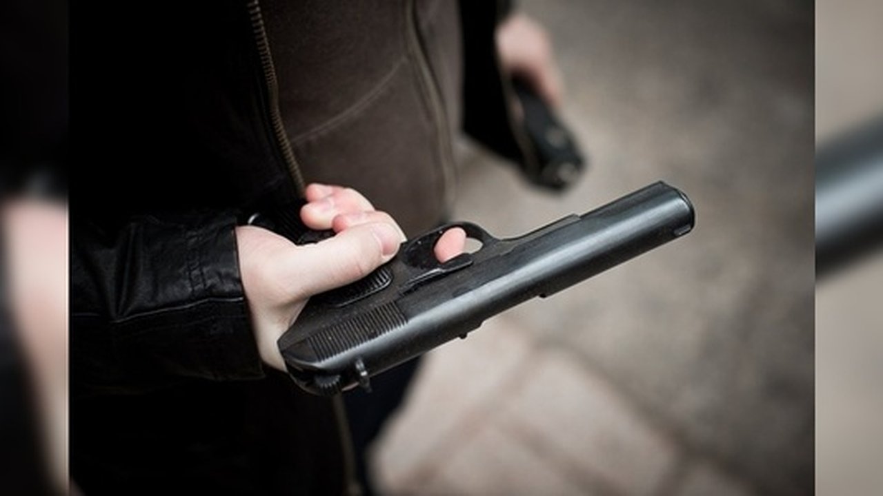 Главная картинка новости: В Екатеринбурге 27-летнему молодому прострелили рот, а он претензий не имеет