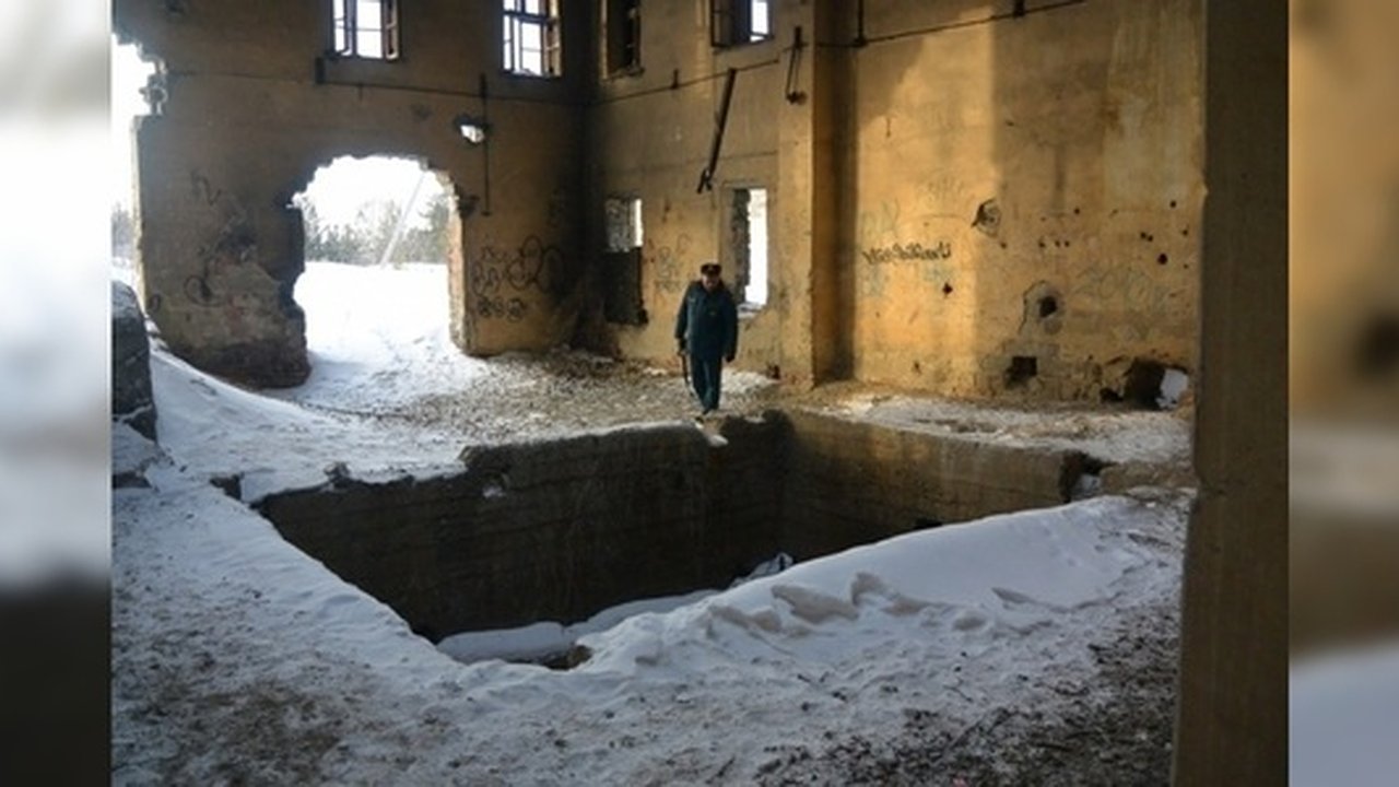 Главная картинка новости: В Алапаевске школьник упал в заброшенную шахту - фото