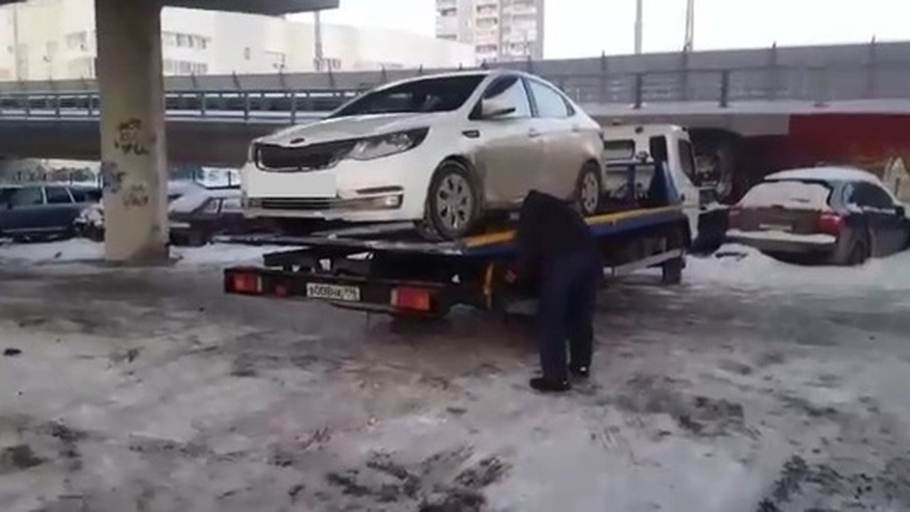 Главная картинка новости: Екатеринбургские приставы заблокировали неплательщика на штрастоянке