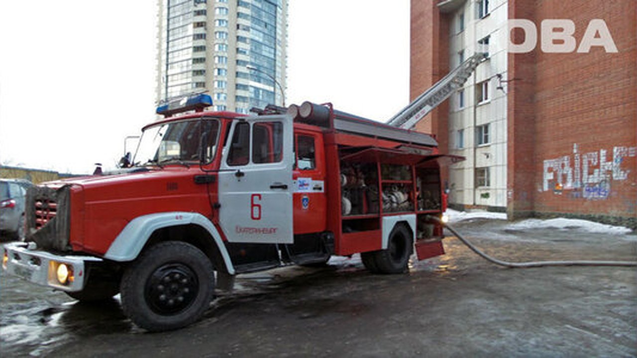 Главная картинка новости: В Екатеринбурге на платной парковке на Ангарской сгорели две элитных иномарки