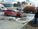 В Екатеринбурге на улице Шефской загорелся Форд - фото