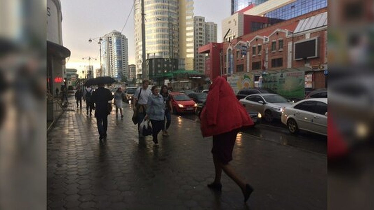 Главная картинка новости: Екатеринбург накрыло ливнем с грозой