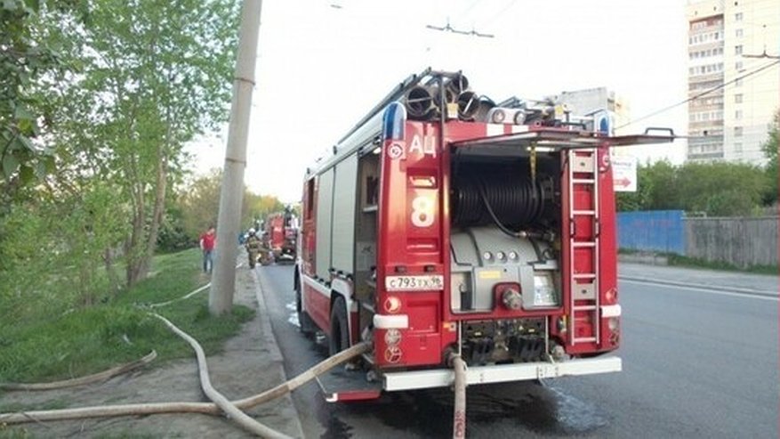 В Екатеринбурге на Компрессорном ночью полностью сгорел автомобиль