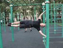 «Можно даже в брюках!»: главный воркаутер уральской столицы рассказал, как правильно заниматься на уличных тренажерах