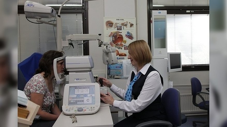 Главная картинка новости: Мать слепнущего ребенка пригрозила Куйвашеву иском за закрытую "Микрохирургию глаза"