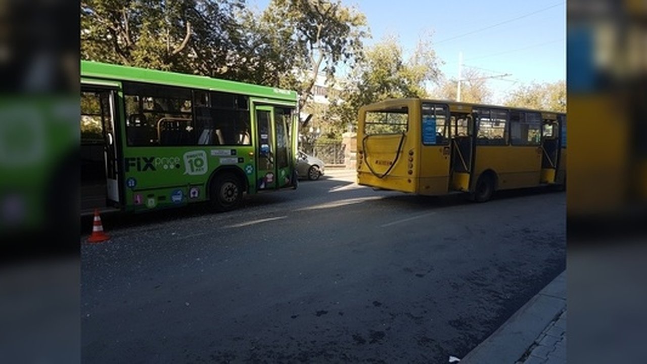 Главная картинка новости: Пять человек получили травмы при столкновении маршрутных автобусов на проспекте Ленина