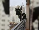 В Екатеринбурге спасатели сняли пятилетнего ребенка с козырька балкона на четвертом этаже