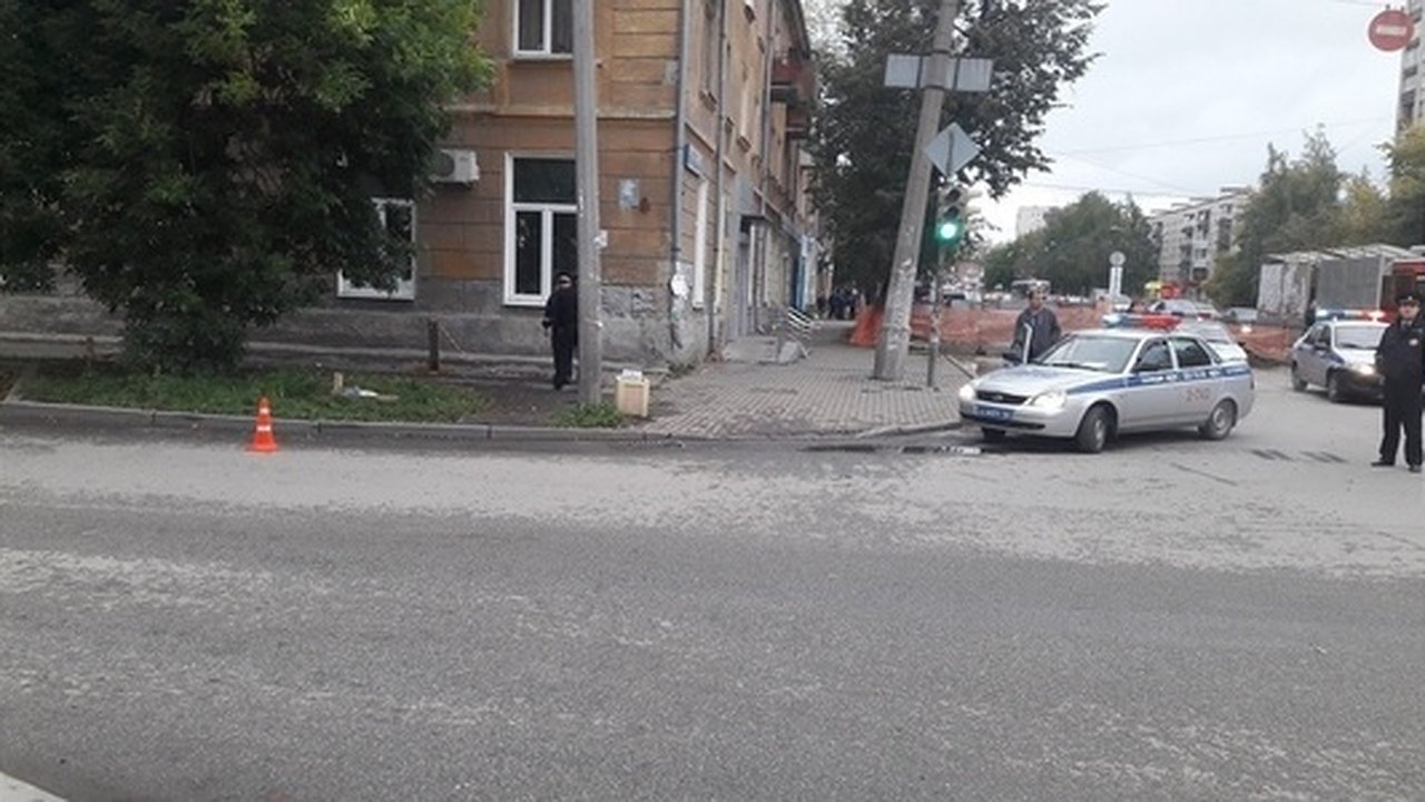 Главная картинка новости: В Екатеринбурге Chevrolet Niva сбила 10-летнюю девочку на улице Победы - фото