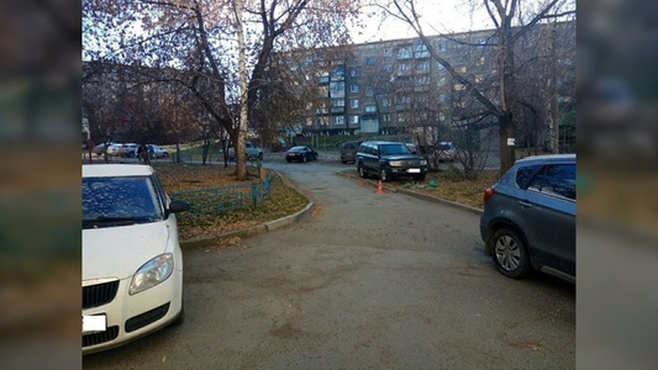 Главная картинка новости: В Екатеринбурге водитель сбил во дворе старушку и уехал
