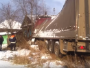 В Свердловской области фура съехала с заснеженной трассы и врезалась в дом