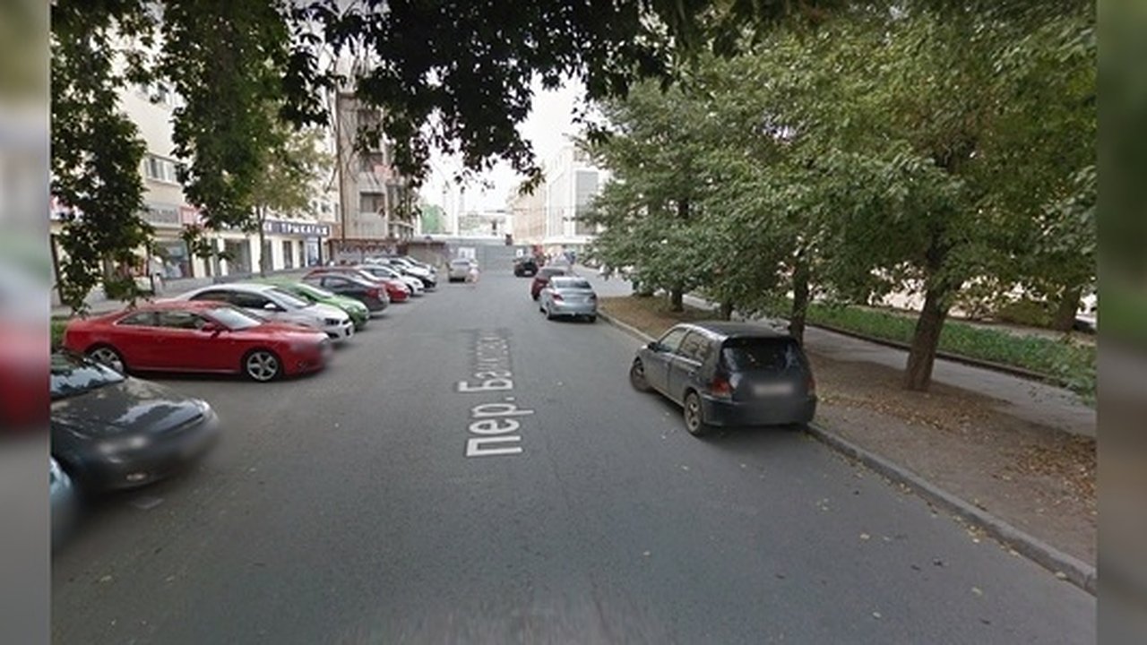 Главная картинка новости: В Екатеринбурге запретили парковку в переулке Банковском