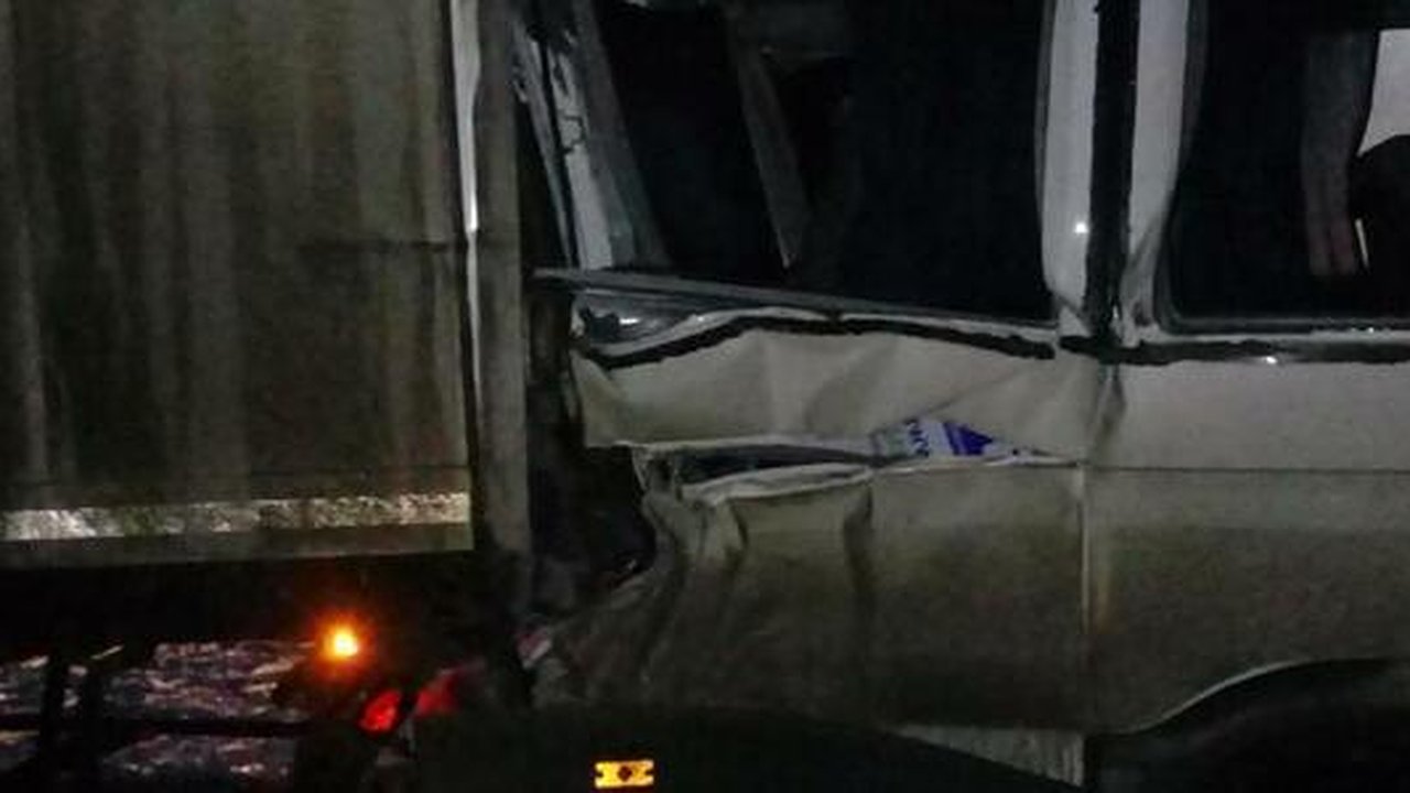 Главная картинка новости: Автобус Екатеринбург – Нижний Тагил врезался в грузовик: три пассажира в больнице