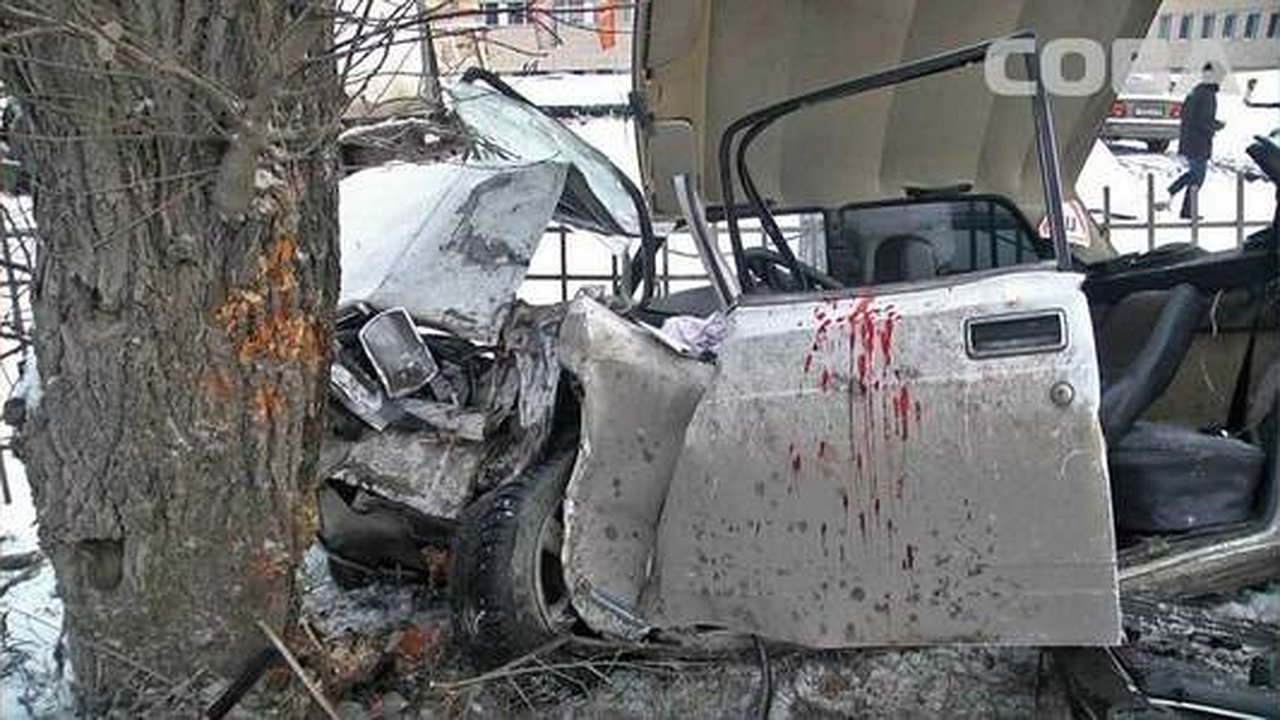 Главная картинка новости: Водителя из машины доставали спасатели: в Екатеринбурге «семерка» врезалась в дерево