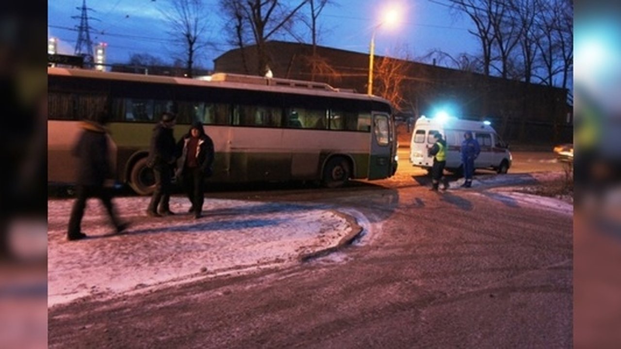 Главная картинка новости: В Нижнем Тагиле пассажирский автобус насмерть сбил пожилую женщину