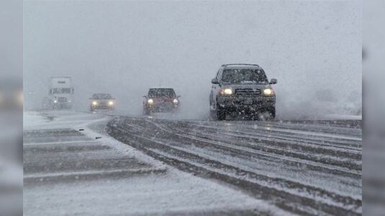 Главная картинка новости: Свердловские инспекторы ГИБДД спасли замерзавшую на трассе женщину