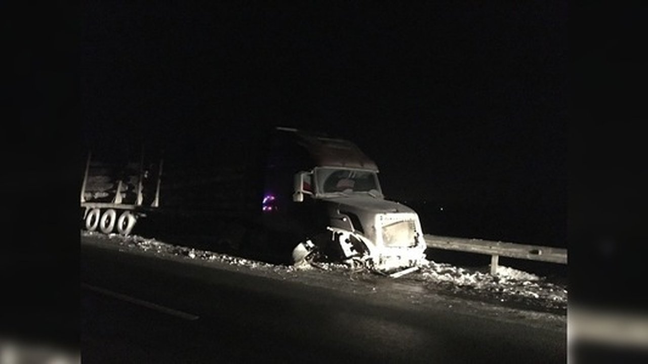Главная картинка новости: На трассе Пермь - Екатеринбург столкнулись пять легковушек, фура и лесовоз