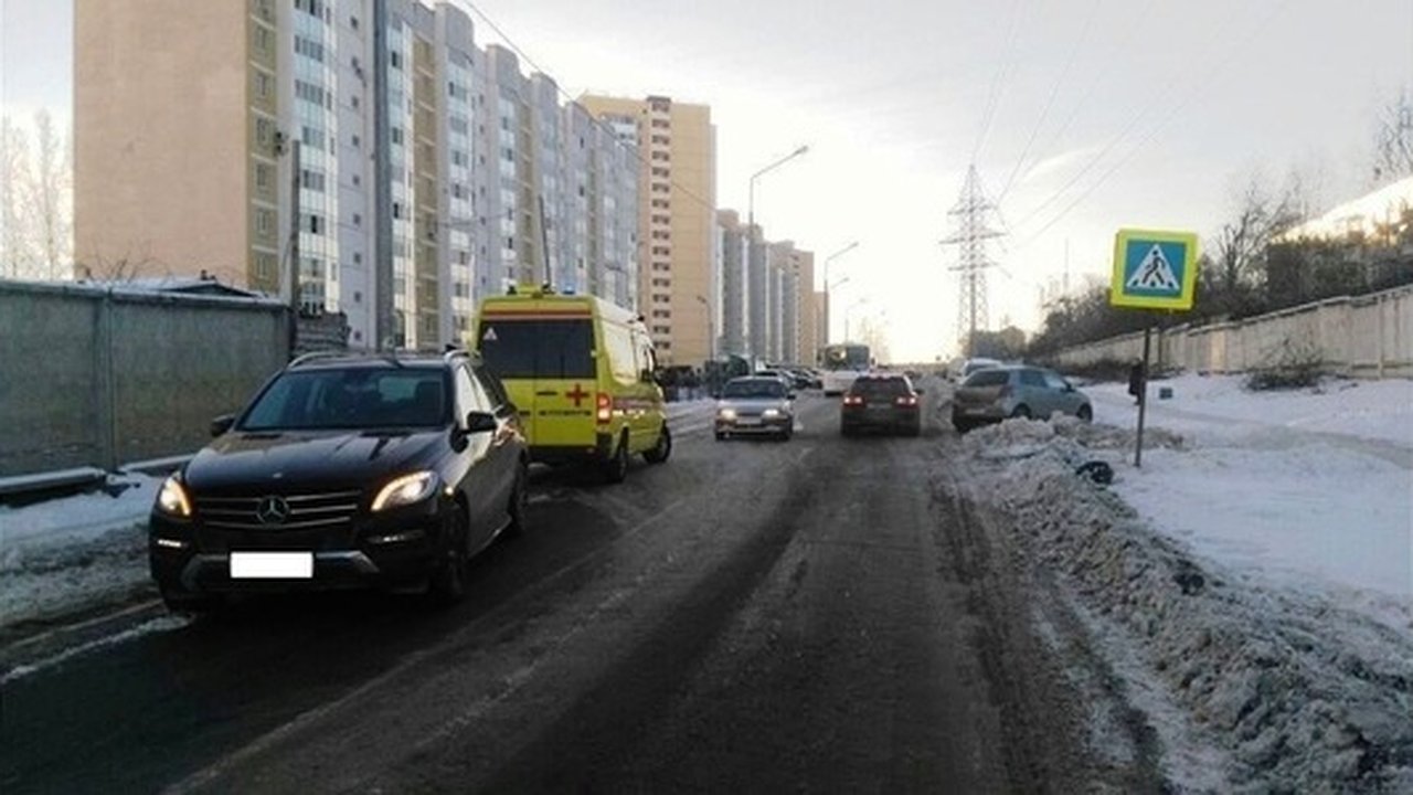 Главная картинка новости: В Екатеринбурге Mercedes сбил 8-летнего мальчика