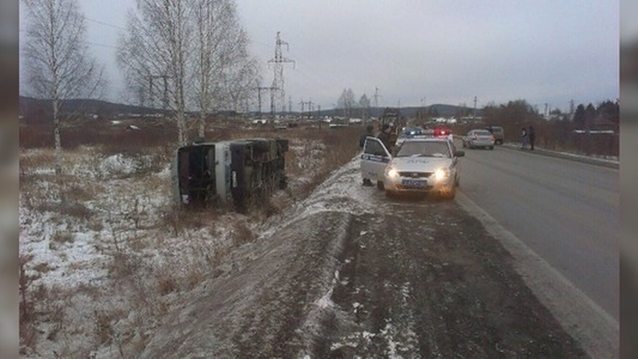 Главная картинка новости: Автобус Екатеринбург-Качканар попал в ДТП и перевернулся