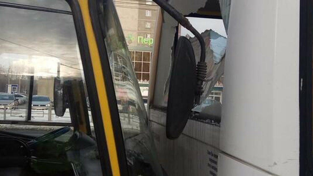 Главная картинка новости: В Екатеринбурге девушка сломала нос в ДТП с двумя маршрутками