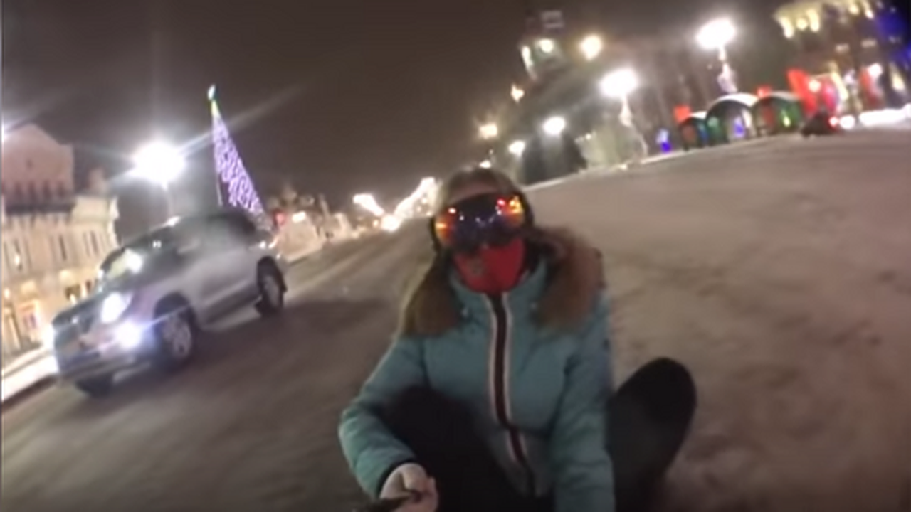 Главная картинка новости: В одной руке трос, в другой – селфи-палка: екатеринбуржцы прокатились по центру города на покрышке