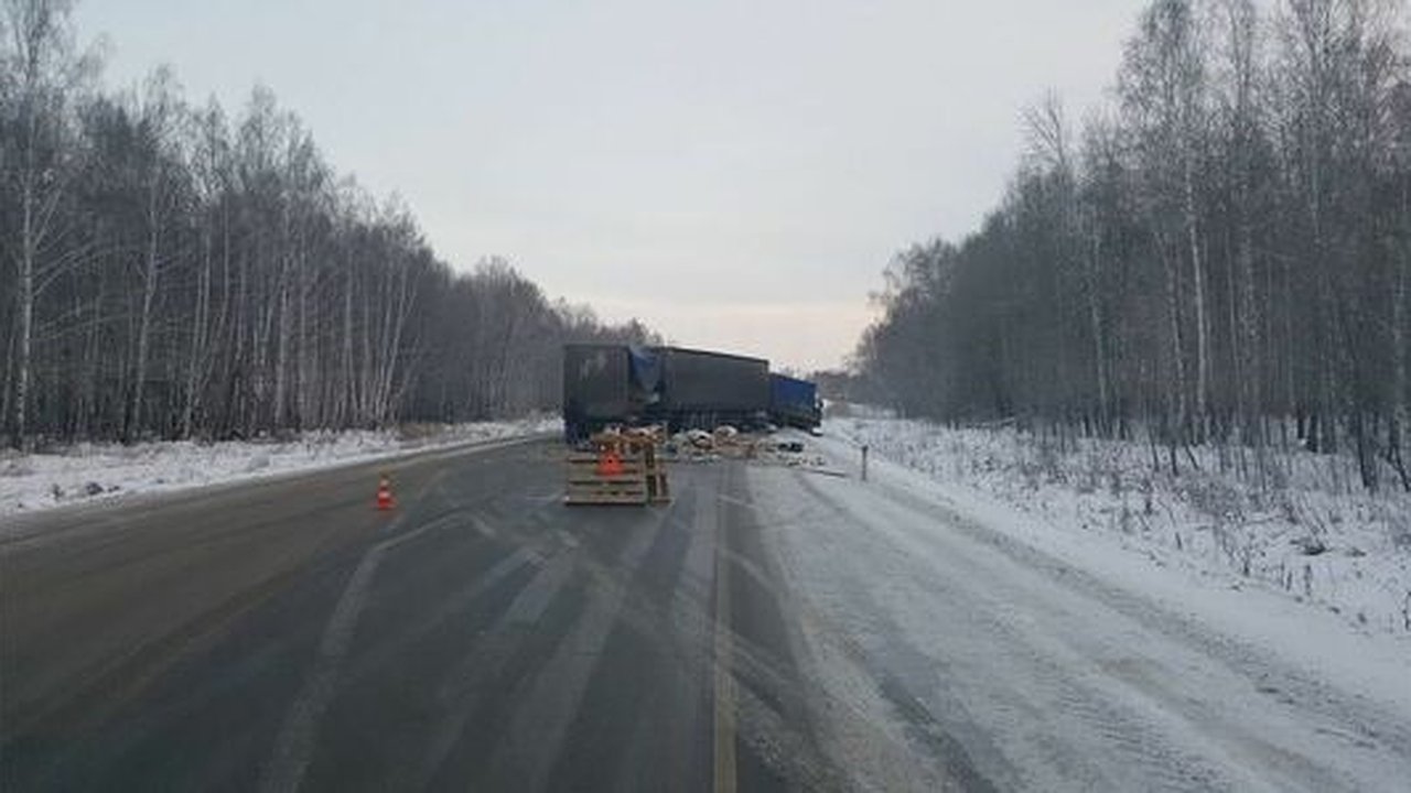 Главная картинка новости: На Тюменском тракте столкнулись три грузовика