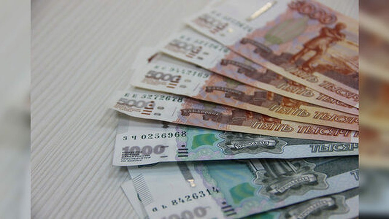 Главная картинка новости: В праздники свердловчане больше всего тратили на шопинг и кино