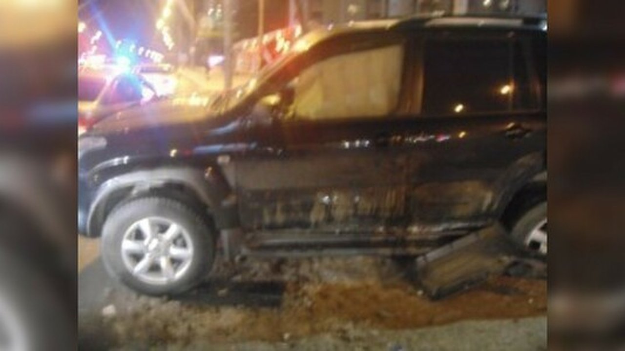 Главная картинка новости: В Екатеринбурге внедорожник снес знак, сбил пешехода и врезался в столб