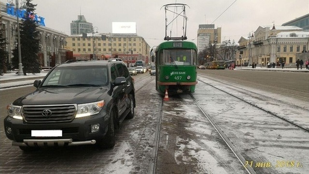 Главная картинка новости: В центре Екатеринбурга пенсионерка сломала ребро в трамвае, который врезался во внедорожник