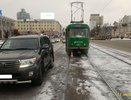 В центре Екатеринбурга пенсионерка сломала ребро в трамвае, который врезался во внедорожник