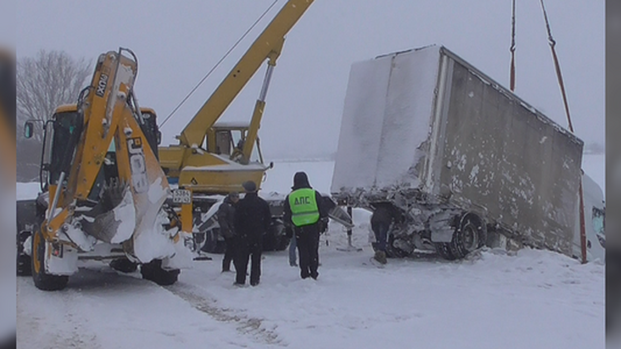 Главная картинка новости: В Кемеровской области гаишники спасли екатеринбургского дальнобойщика