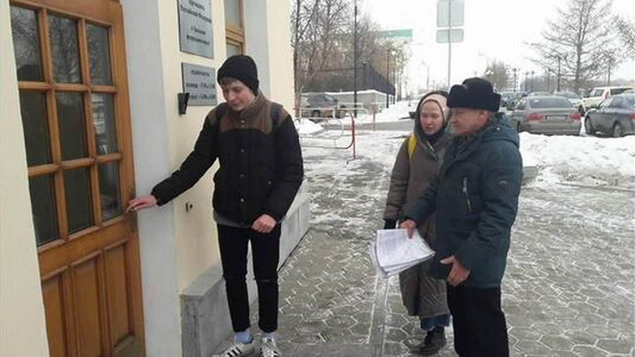 Главная картинка новости: Екатеринбуржцы попросили Путина заступиться за недостроенную телебашню