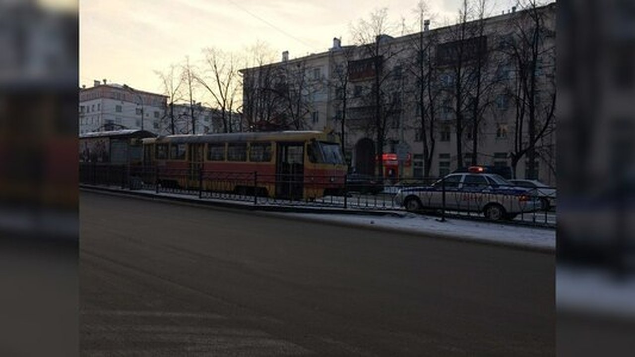 Главная картинка новости: В Екатеринбурге трамвай прищемил ногу пенсионерке
