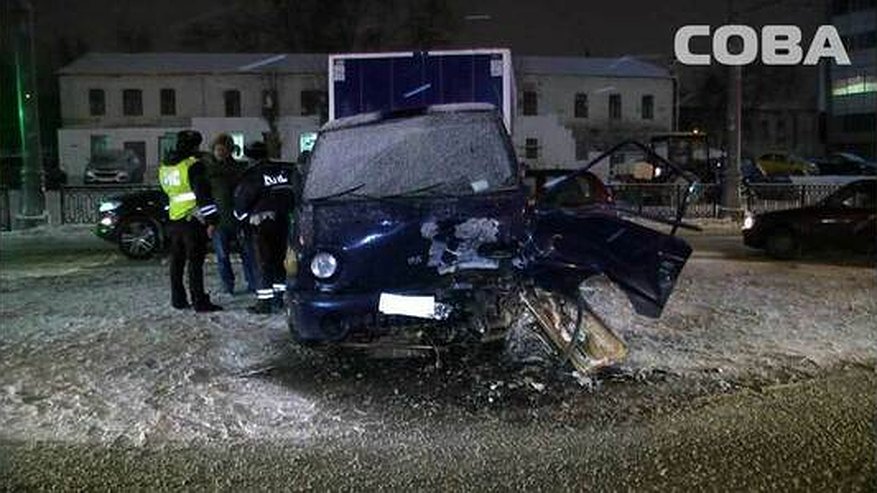 В Екатеринбурге столкнулись две легковушки и грузовик