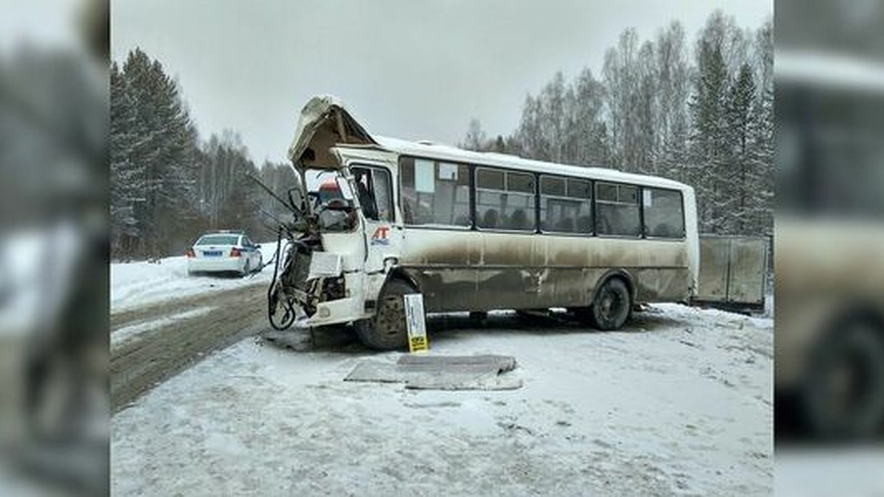 Главная картинка новости: На трассе Екатеринбург – Алапаевск автобус влетел в грузовик: водитель ПАЗа погиб