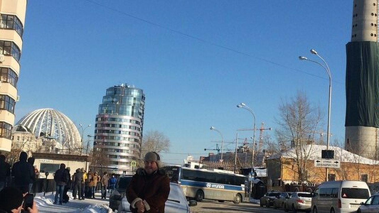 Главная картинка новости: «Страшно. Куда бежать, если что?»: снос телебашни смотрели сотни зевак