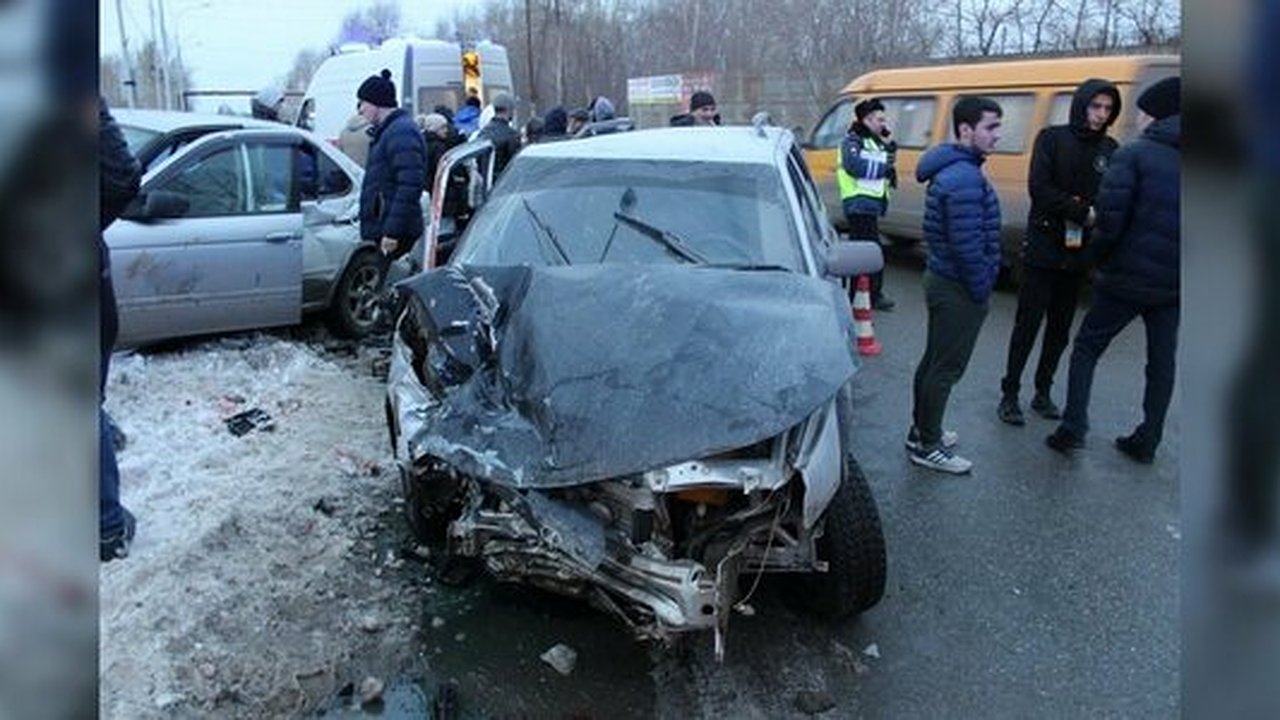 Главная картинка новости: В Нижнем Тагиле в лобовой аварии пострадала мама с дочкой