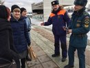 Екатеринбуржцы, рискуя жизнью, продолжают ходить по Городскому пруду в оттепель