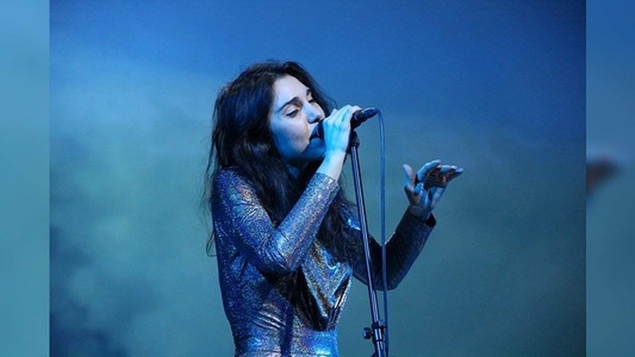 Главная картинка новости: «В Екатеринбурге живут вопреки»: солистка группы «АлоэВера» о родном городе и уральских музыкантах