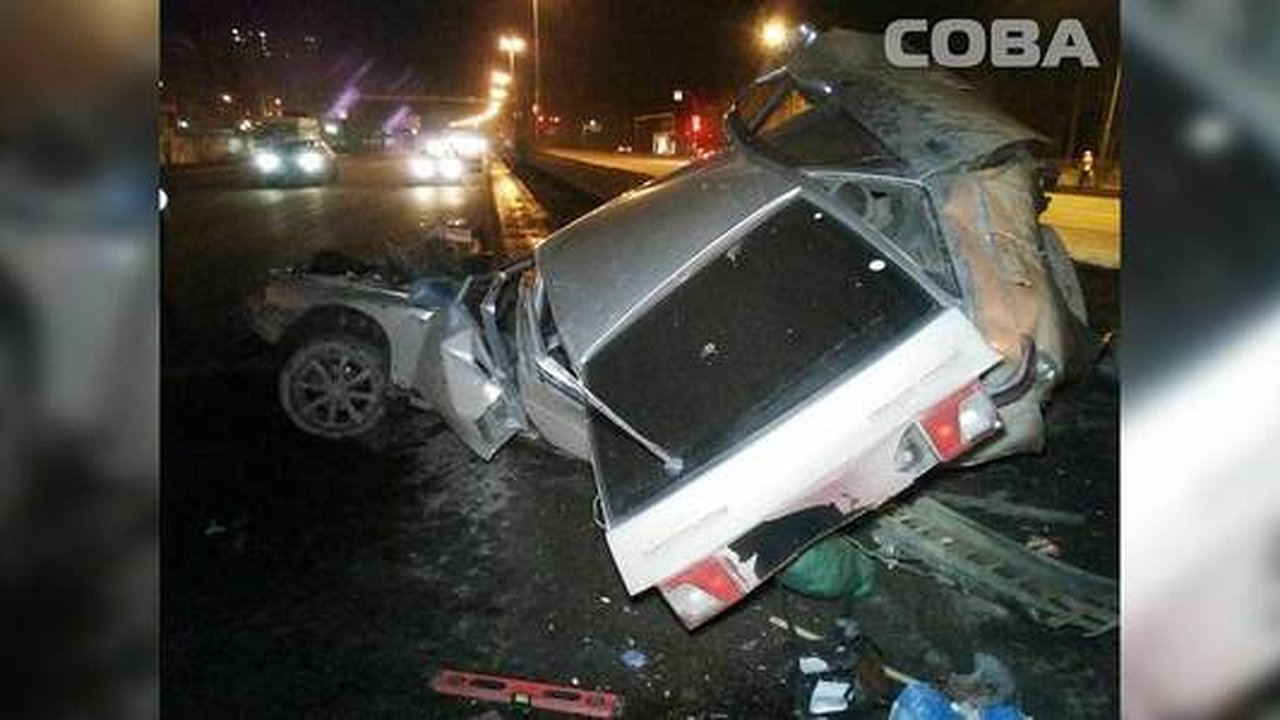 Главная картинка новости: Машина превратилась в груду железа: в Екатеринбурге ВАЗ влетел в столб