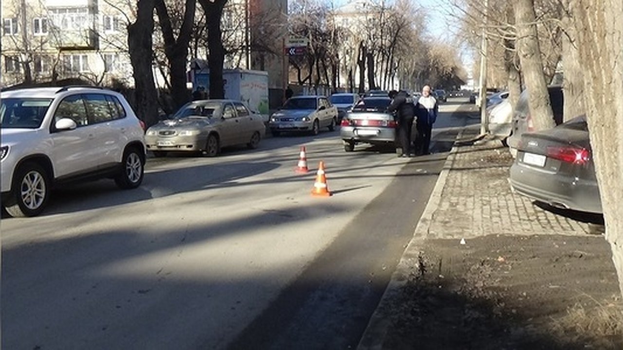 Главная картинка новости: В Екатеринбурге 7-летнего мальчика сбила машина по пути в школу