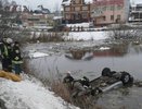 В Екатеринбурге легковушка вылетела с дороги и упала в болото