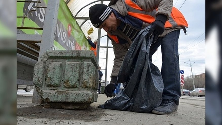 Главная картинка новости: В Екатеринбурге очистили от мусора 90% тротуаров и большую часть дорог