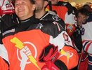 «Уральские пельмени» и столичные артисты сыграли в хоккей в Екатеринбурге: фоторепортаж НАШЕЙ