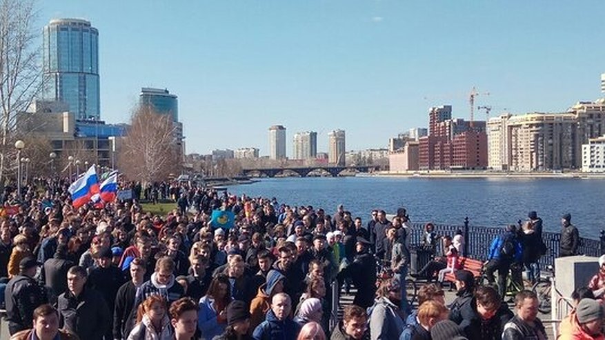 Главная картинка новости: В Екатеринбурге сторонники Навального вышли на несогласованный митинг