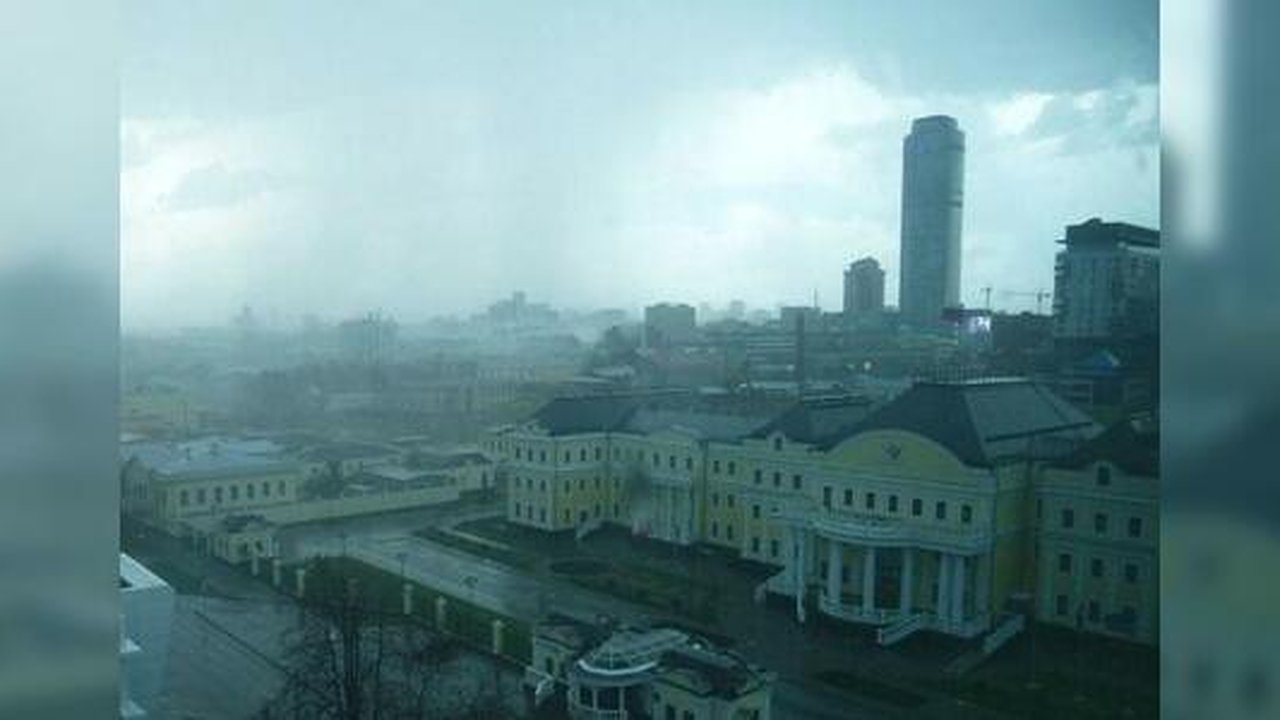 Главная картинка новости: Екатеринбург накрыла первая майская гроза